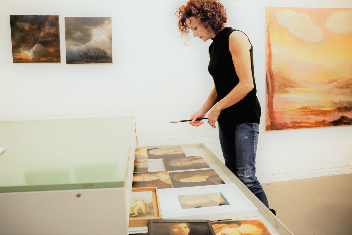 PEtra Jaschinski betrachtet in ihrem Atelier Bilder. Bild: privat