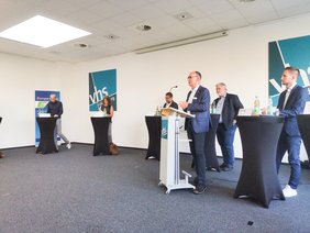 Andreas Gögel begrüßt die Gäste im LzO Forum. Bild: VHS Oldenburg.