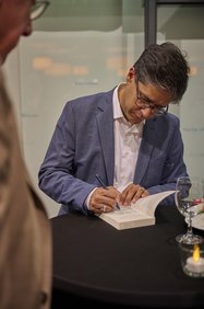 Hasnain Kazim signiert Bücher