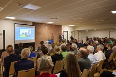 Bild: Eiko Braatz Christian Fritsch, Fachdienstleitung Jugend und Gemeinwesenarbeit, moderierte die Eröffnung. Bild: Eiko Braatz