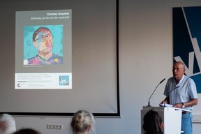 Bild: VHS Oldenburg Horst Wilms begrüßt die Gäste. Bild: VHS Oldenburg