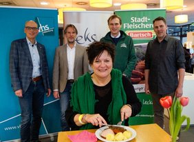 Die Aktuere des Regiomahls essen eine Portion Grünkohl. Bild: VHS Oldenburg