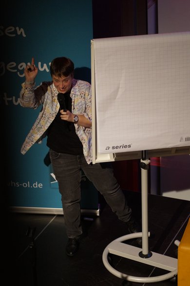 Annika Blanke notiert die Punkte der Jurywertung.