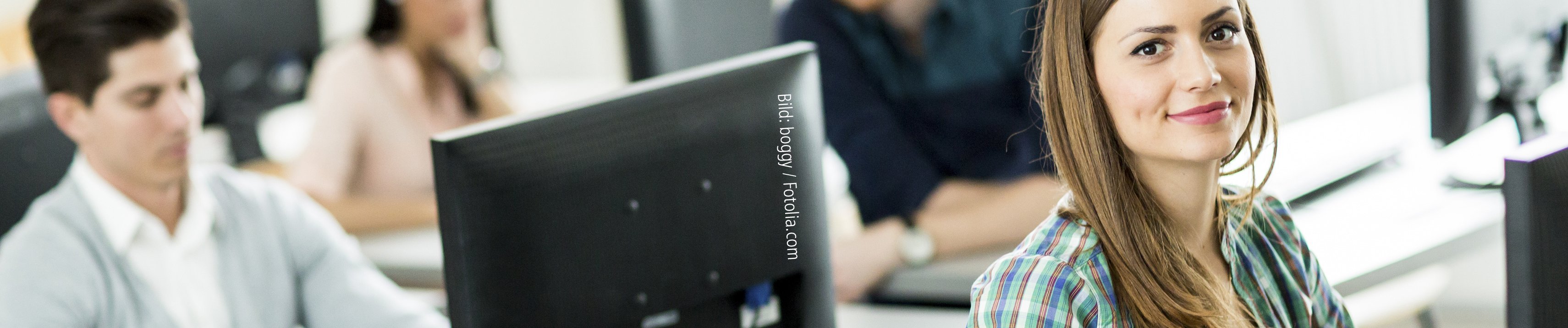 Bild: boggy / Fotolia.com Junge Menschen sitzen in einem Seminarraum an PCs.