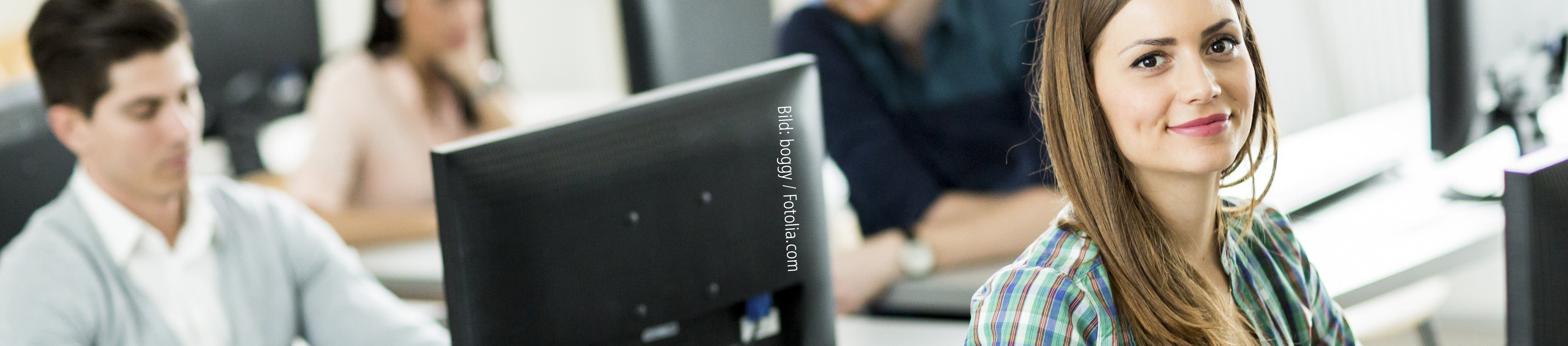 Bild: boggy / Fotolia.com Junge Menschen sitzen in einem Seminarraum an PCs.