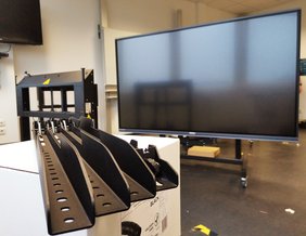 Smartboards liegen zur Montage bereit.