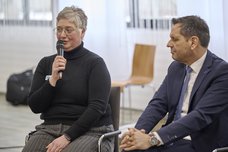 VHS-Geshcäftsführerin Sarah Orlowski bei einem Wortbeitrag auf dem Podium.