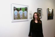 Celine Wehan vor ihrem Sieger-Foto „sorglos und frei“. Bild: VHS Oldenburg.