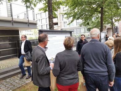 Gäste und Ausstellende in der Ausstellung an der Hafenpromenade. Bild: VHS Oldenburg.
