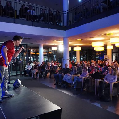 Sven Kamin beim Auftritt beim Poetry Slam im Herbst 2022.  Bild: VHS Oldenburg