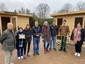 Das Team von LUPO vor den neuen Holzhütten. Bild: Werner Fademrecht, NWZ