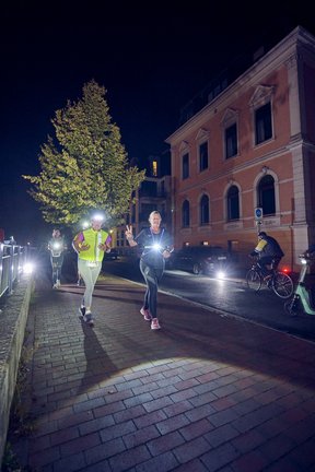 Teilnehmende des Nachtlaufs im Oldenbruger Stadtbild