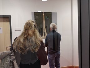 Bild: VHS Oldenburg Gäste in der Ausstellung. Bild: VHS Oldenburg