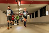 Läuferinnen durchqueren als Teil der Strecke im Jahr 2018 das Parkhaus am Waffenplatz. Bild: Michael Britz.