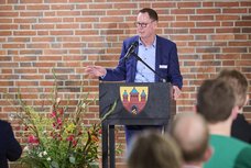 Michael Fuge, Geschäftsführer des Jobcenters Oldenburg, begrüßt die Gäste. Bild: Eiko Braatz