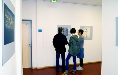 Gäste in der Ausstellung. Bild: VHS Oldenburg 