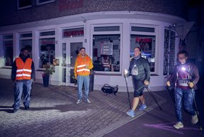Bild: Eiko Braatz Zwei Nordic-Walking-Teilnehmerinnen begegnen auf der Strecke zwei Streckenposten in Warnwesten.