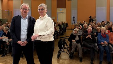 Albrecht von Lucke und VHS-Geschäftsführerin Sarah Orlowski im Audimax des EWE Forums Alte Fleiwa