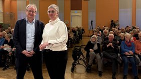 Bild: VHS Oldenburg Albrecht von Lucke und VHS-Geschäftsführerin Sarah Orlowski im Audimax des EWE Forums Alte Fleiwa