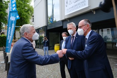 Andreas Gögel begrüßt Joachim Gauck vor dem Oldenburgischen Staatstheater. Bild: Markus Hibbeler.