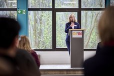 Claudia Hübner begrüßt die Gäste. Bild: Eiko Braatz