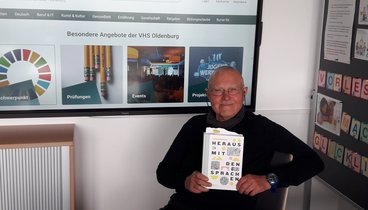 Klaus Maaß mit einem Exemplar von „Heraus mit den Sprachen“. Bild: Heidi Scharvogel.