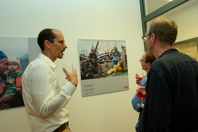 Bild: VHS Oldenburg Dr. Christian Wilbers spricht vor den Exponaten mit Gästen