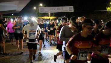 Läufer*innen der zehn Kilometerstrecke von Oldenburg Lauf durch die Nacht beim Startschuss.