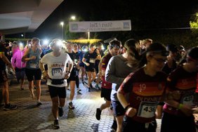 Läufer*innen der zehn Kilometerstrecke von Oldenburg Lauf durch die Nacht beim Startschuss.