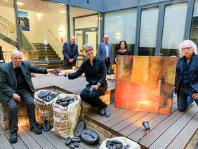 Jürgen Weichardt, Horst Wilms (Freundeskreis Bildende Kunst), Anke Otto, Andreas Gögel, Melanie Wichering und Peter Knauer umgeben von Werken der beiden Künstler innen. Bild: VHS Oldenburg.