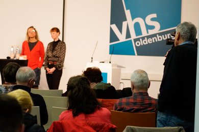Das Podium im Gespräch mit dem Publikum. Bild: VHS Oldenburg