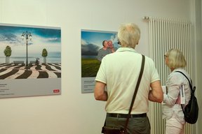 Bild: VHS Oldenburg Zwei Gäste in der Ausstellung vor einem Bild