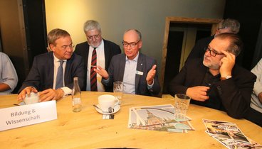 Armin Laschet und Andreas Gögel im Gespräch am Tisch im Ols Brauhaus. Bild: Piet Meyer, Nordwest-Zeitung.