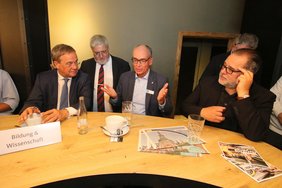 Armin Laschet und Andreas Gögel im Gespräch am Tisch im Ols Brauhaus. Bild: Piet Meyer, Nordwest-Zeitung.