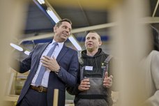 Ministerpräsident Olaf Lies im Gespräch mit einem Mintarbeiter des Ol In