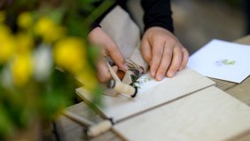 Drucken mit Blüten. Foto: Oldenburger Kunstschule/ I. Mittwollen