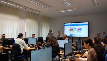 Lernenden nutzen die PCs im EDV-Raum der VHS in Wardenburg.