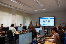 Lernenden nutzen die PCs im EDV-Raum der VHS in Wardenburg.