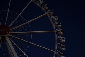 Fotografie eines Riesenrads vor dunklem Himmel. „Blaue Stunde“ – Bild: Oldenburger Photo-Amateure