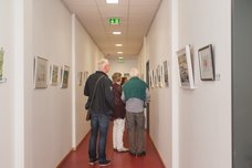 Gäste in der Ausstellung. Bild: VHS Oldenburg