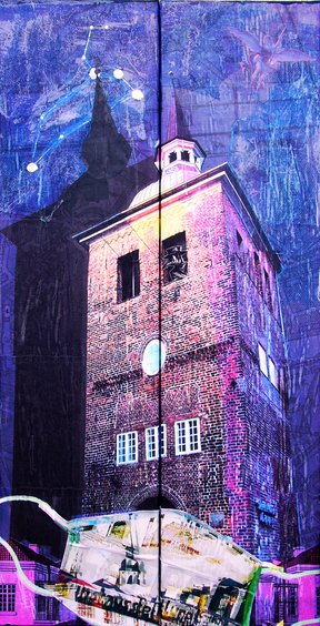 Atemnot. Mixed Media auf Leinwand. Es zeigt den Oldenburger Lappan bei Nacht. Aus dem Turm schaut eine Person mit einer Schnabelmaske aus der Zeit der Pest. Im Vorergrund ist eine FFP2-Maske verarbeitet. Bild: Susanne Krause.