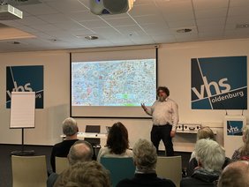 Professor Doktor Hillebrand während seines Vortrags. 