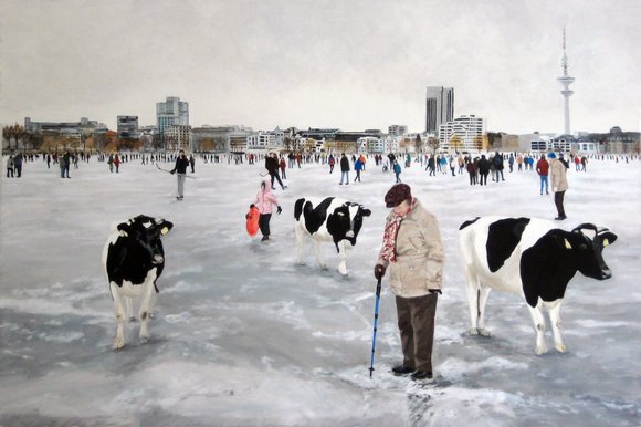 Vor der Skylineeienr Stadt ist eine Menschenmenge auf einer Eisfläche. Im Vordergrund sind eine ältere Person mit Stock und eine Hand voll Kühe. Bild:  Malu Thören.