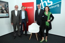 Geschäftsführer Andreas Gögel und Melanie Wichering (Bildungsmanagement Kunst & Kultur, VHS) mit Vertretern von CEWE: Bild: Paulina Schröder, CEWE.