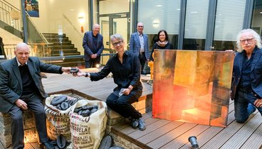 Jürgen Weichardt, Horst Wilms (Freundeskreis Bildende Kunst), Anke Otto, Andreas Gögel, Melanie Wichering und Peter Knauer umgeben von Werken der beiden Künstler innen. Bild: VHS Oldenburg.
