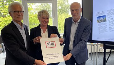 Harald Lesch, Meike Kuhnt und Franz-Josef Sickelmann. Bild: VHS Oldenburg e. V.