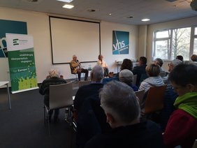 Susanne Menge im Gespräch mit Elmar Brok. Bild: VHS Oldenburg