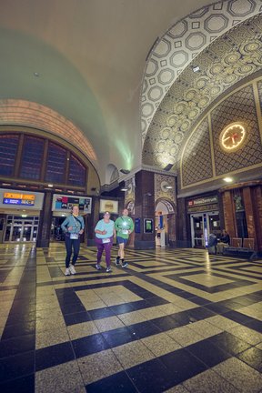 Eine Gruppe läuft durch die Bahnhofshalle