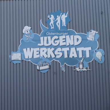 Graffiti an der Fassade der Oldenburger Jugendwerkstatt am Standort Pophankenweg.