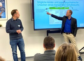 Bild: VHS Hatten + Wardenburg Jost Friedebold und Dr. Benjamin Kreische. Bild: VHS Hatten + Wardenburg